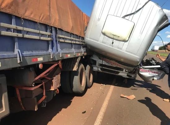 Acidente envolve três carretas na BR-163 entre Toledo e Marechal Rondon