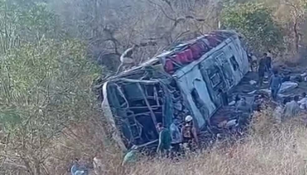 Ônibus com romeiros capota e deixa 15 mortos e feridos em São José da Tapera, em Alagoas